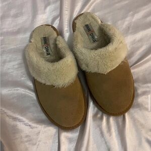 minnetonka size 8 fuzzy slippers